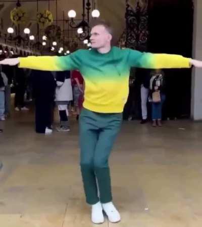 This man recreating the SpongeBob dance