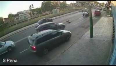 Merlo: Un hombre borracho quiso caminar arriba de un auto y se rompió la cabeza contra el pavimento