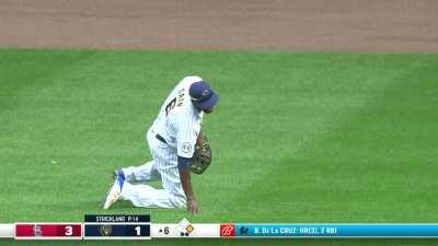 [Highlight] Lorenzo Cain trips and falls down on a fly ball.