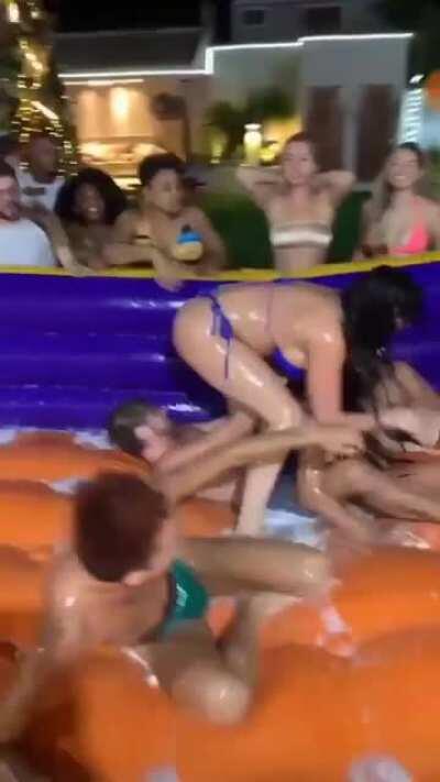 Ela está oprimindo ele, o pobre coitado ficou constrangido 😭👌