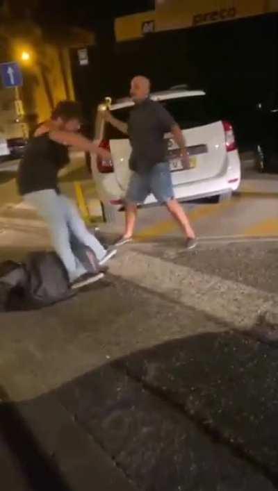 Homens grandes a distribuir chapada