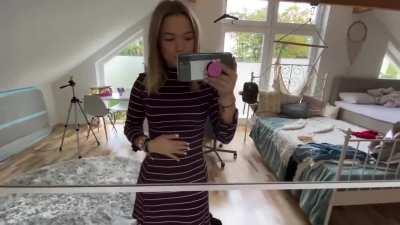 Julia Beautx im süßen Kleidchen - Quelle: „ICH TRAGE EINE WOCHE NUR JANAS KLAMOTTEN (also eig 4 Tage lul)“