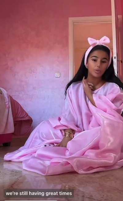 She doesn’t understand why no one wants to keep her dog while she’s on vacation 😂