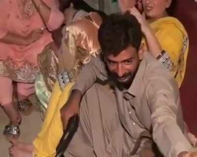 idiot doesn't understand how a gun chambers bullets