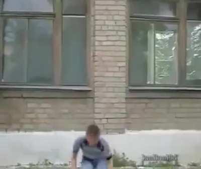 Bir adam nehire atlar