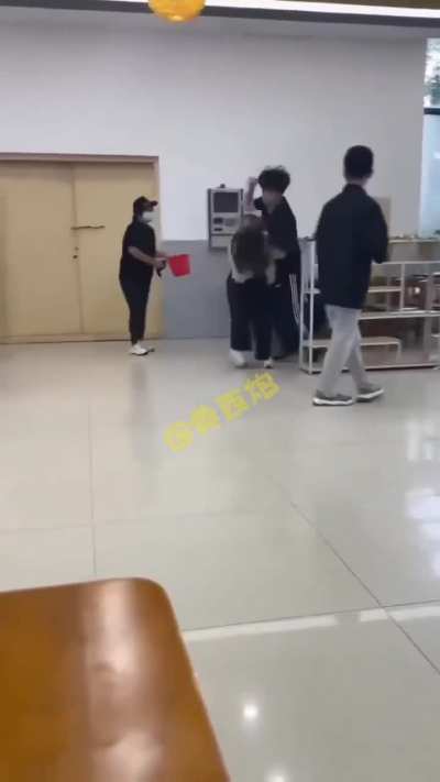 因座位问题男生女生发生口角，女生先动手男生反击将其打倒&hellip;这是互殴还是正当防卫？