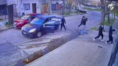 Un matrimonio escapó de cinco ladrones armados que quisieron robarle sus dos vehículos en El Palomar (Buenos Aires)