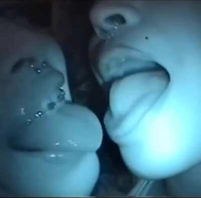 Strippers kissing 🤤