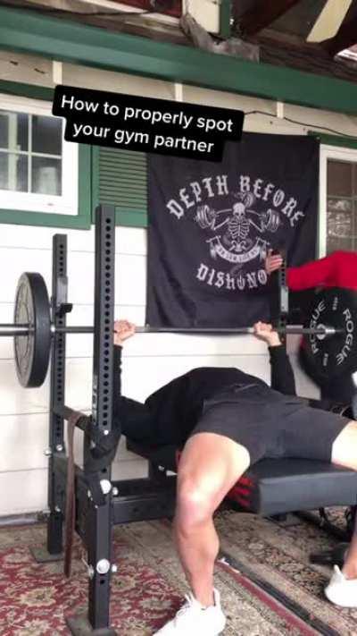 IS THIS THE BEST WAY TO SPOT A GYM BRO ?