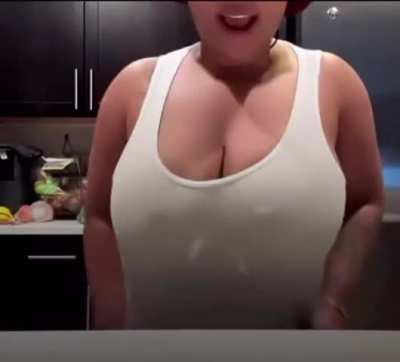 Huge natural tits B.vaniity showing off her Bust