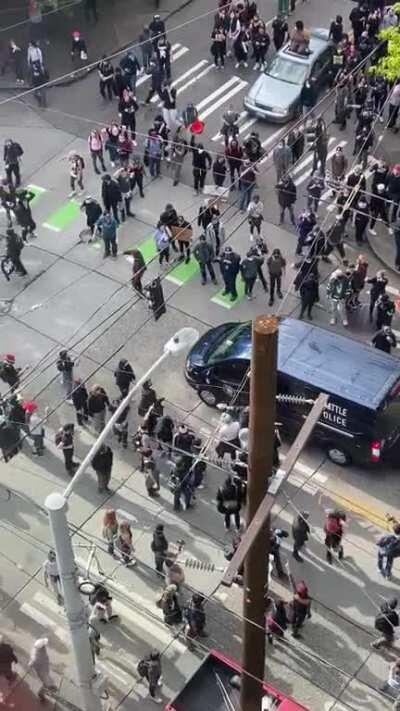 Civilians in seattle are protecting the police from other protesters