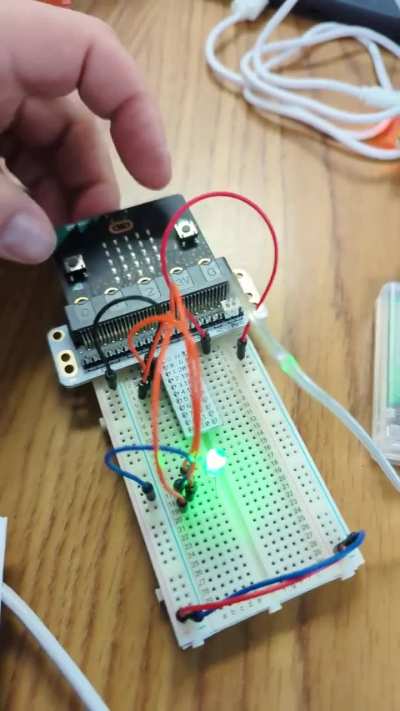 The first micro:bit project with the ELECFREAKS BBC micro:bit Starter Kit – RGB LED color mixing works perfectly! 🎨✨