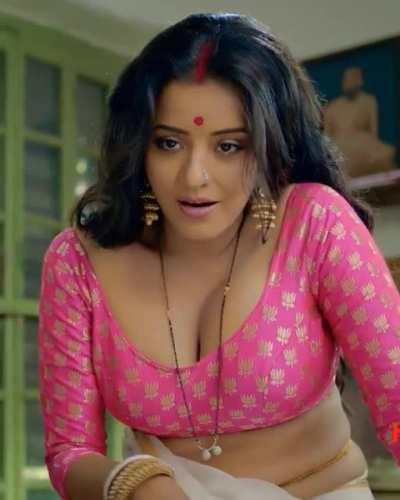 Monalisa can make anyone hard by just her lusty looks😍🍆