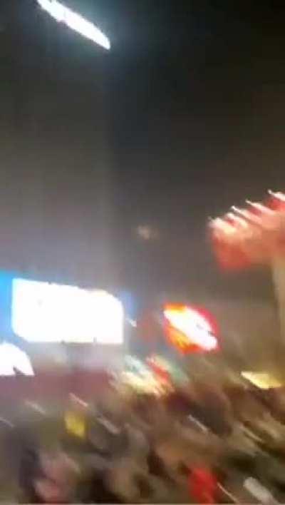 Падением с небес закончилось шоу для 400 дронов в китайском Чжэенчжоу. Произошел сбой, летательные аппараты прекратили получать сигнал и стали падать на стоящих внизу людей.