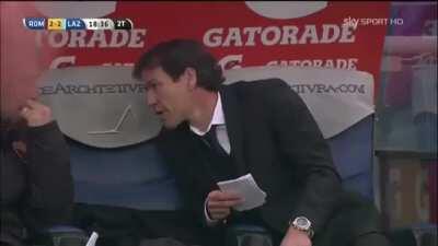 Still gives me goosebumps. Totti vs Lazio 💛❤️