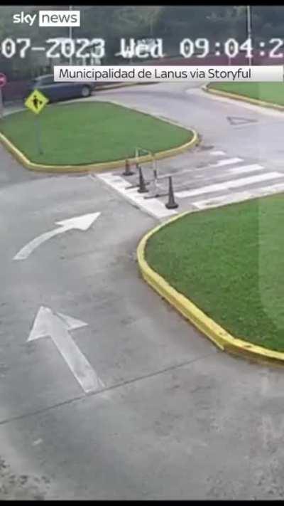 63 year old woman in Argentina hits curve, crashes into pole and flips car while taking a draving exam