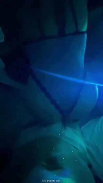 Luna Bella rozando verga