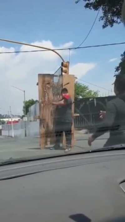 А помните у нас фары и лобовуху пацаны мыли на красный свет?