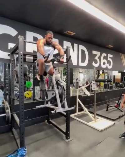 Gym bros getting extra creative with their workouts