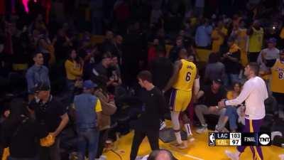 [Highlight] TNT Reporter: “Kawhi this your first game back since 2013…” Kawhi: 😳