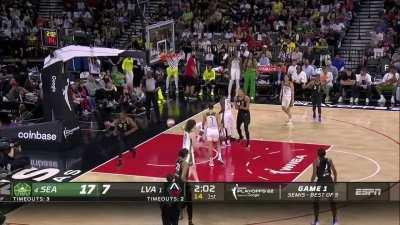 [Highlight] Here's two minutes of ridiculous shotmaking by Chelsea Gray in the semifinals. Just unstoppable. (from @seanahurd)