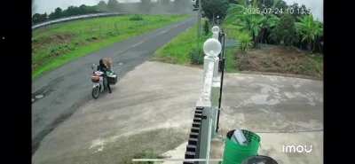 A delivery rider in Thailand called the homeowner to come out and receive the package, even though the surrounding area was filled with BM-21 rocket explosions