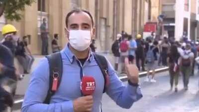 TRT Sunucusu Lübnandaki Son Durumları Anlatırken Yoldan Geçen Bir Kişi Onu Yanağından Öptü