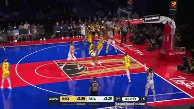 [Highlight] Giannis unstoppable attacking the rim with high 4/5 PnR back to back trips