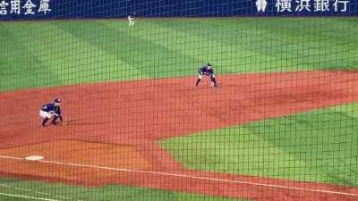Shuhei Takahashi (3B) and Yota Kyoda's (SS) near synchronized fielding motion.