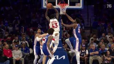 [Highlight] Closeup of Joel Embiid with the tip block on Pascal Siakam