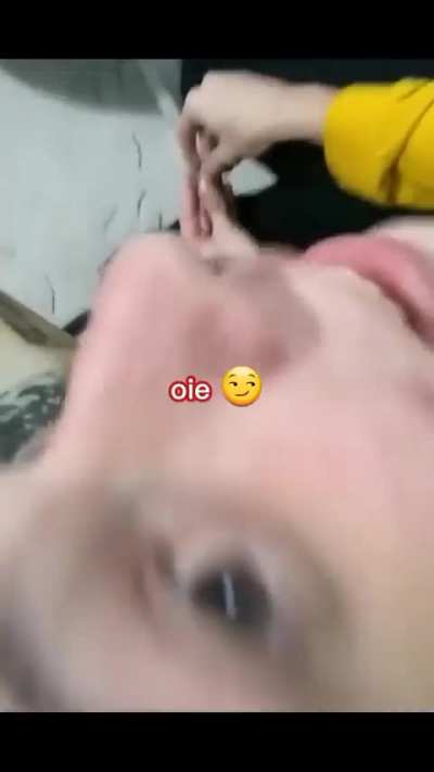 Duelo de quem consegue o maior assobio de fimose