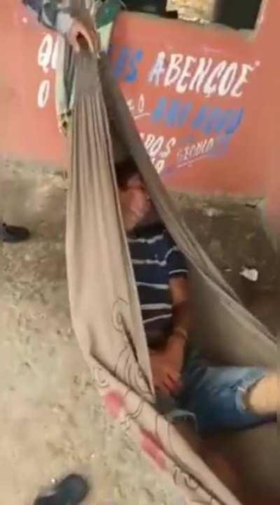 O tapa foi tão forte que eu acho que arrancou a cabeça do maluco 😂