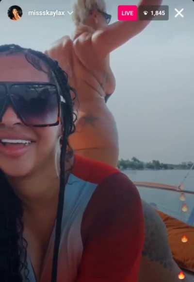 Yacht twerk @missskaylax