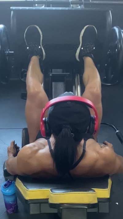 How many men here are attracted to my muscular body on reddit?