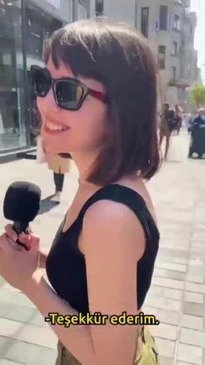 Taksim Meydanında sokak röportajı yapmak isteyen video içerik üreticisi Elif Ulu soru soracak Türk bulamadı