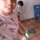 ¿Tu bebé tira todas las cosas al suelo? ¡Esta es la explicación!