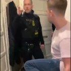 Tru aldrig politiet med en eltandbørste i eget hjem