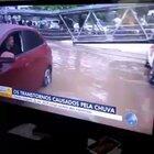 Bombeiros heróis resgatando uma vitima da furia das águas