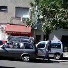 Taxista de CABA se vuelve loco: Sobre el final se ve que sube una mujer con una criatura y con los pasajeros a bordo decide chocar el auto y casi atropella peatones