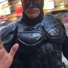 Batman desde Times Square nos manda un saludo y consejo