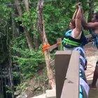 Nada como curtir uma tirolesa com segurança e equipe treinada. 😁😁😝😝😝😂😂😂