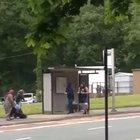 2 cetateni cumsecade incercand sa albeasca niste persoane inchise la culoare